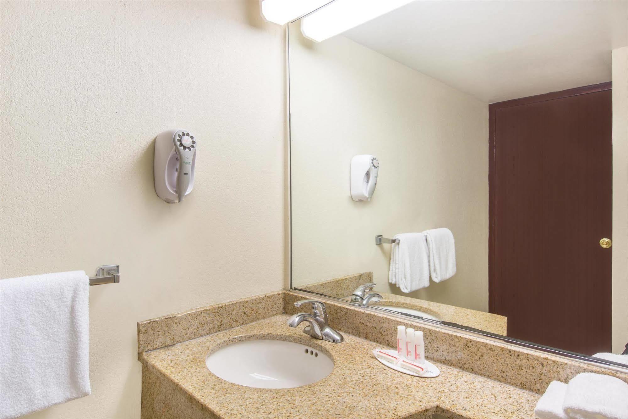 Howard Johnson By Wyndham Bartonsville/poconos Area Hotel 3*