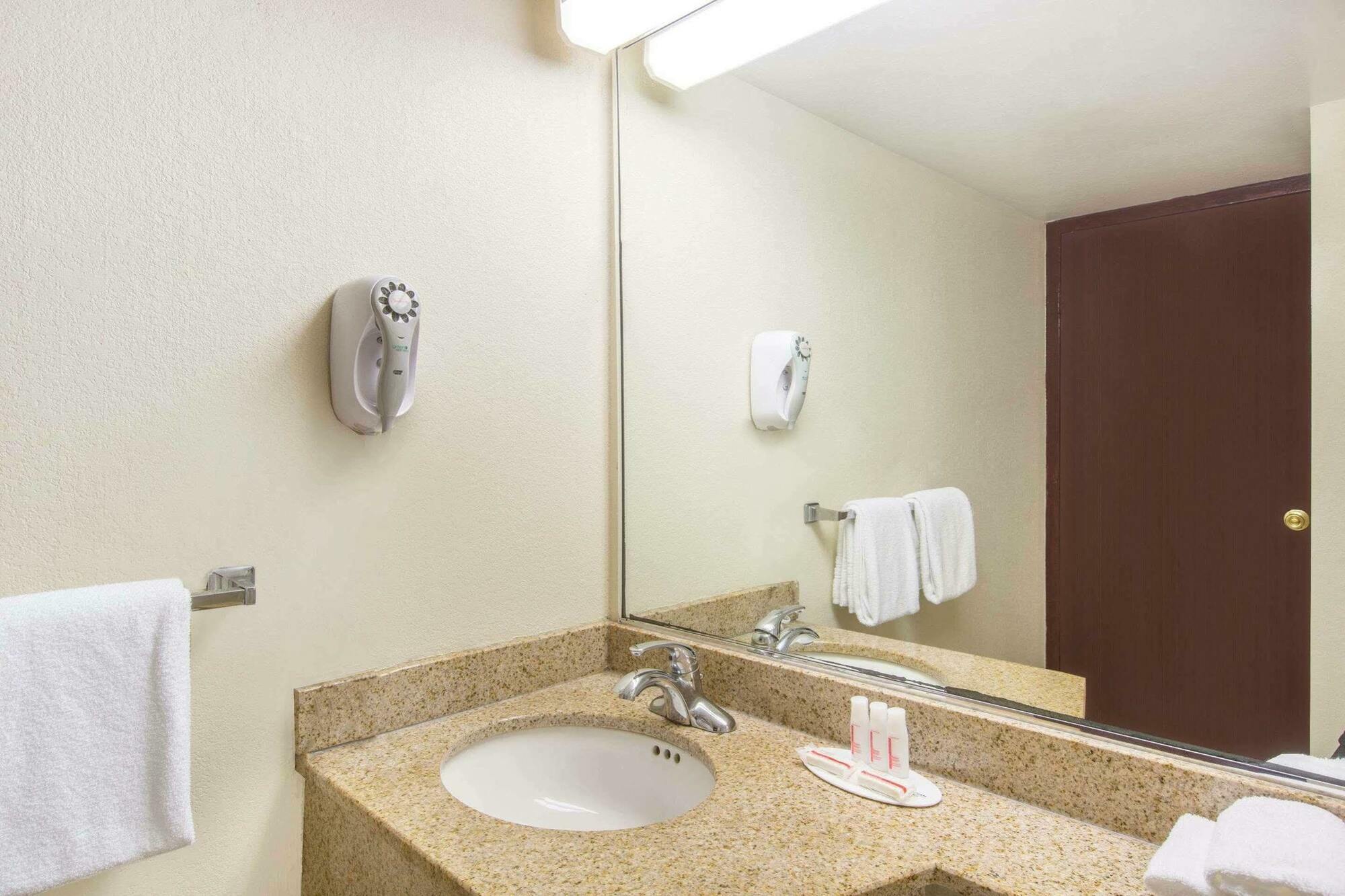 Howard Johnson By Wyndham Bartonsville/poconos Area Hotel 3*