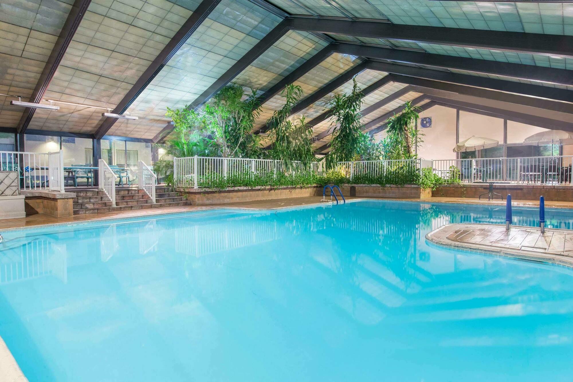 Howard Johnson By Wyndham Bartonsville/poconos Area Hotel 3*
